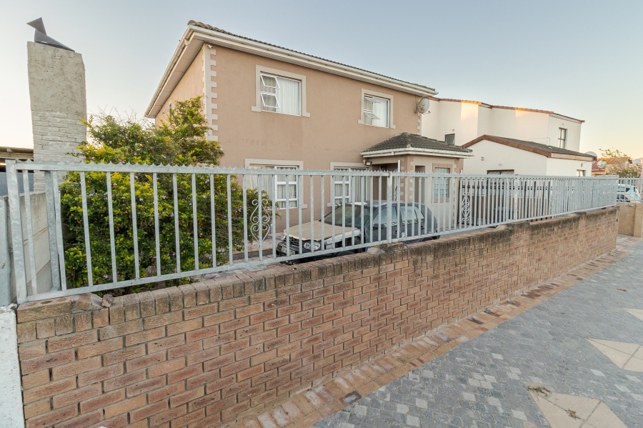 4 Bedroom Property for Sale in Devon Park Western Cape